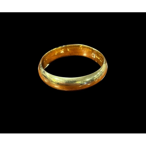 560 - AN 18CT GOLD BANGLE