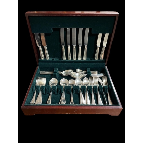 275 - A SIXTY FOUR PIECE SHEFFIELD A1 PLATED CANTEEN OF CUTLERY in mahogany case