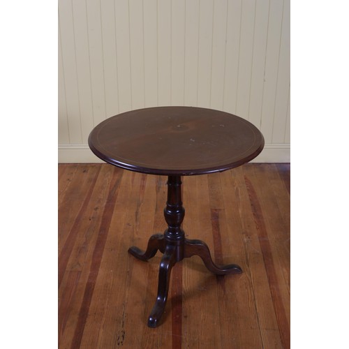 560 - A GEORGIAN STYLE MAHOGANY OCCASIONAL TABLE the circular moulded top with satinwood string inlay abov... 