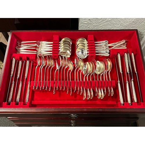 439 - A HUNDRED AND FIFTY SIX PIECE TWELVE PLACE SETTING SHELL PATTERN CANTEEN OF CUTLERY in a mahogany tw... 