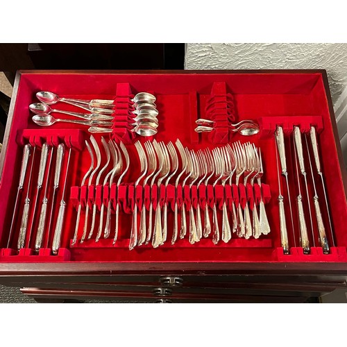 439 - A HUNDRED AND FIFTY SIX PIECE TWELVE PLACE SETTING SHELL PATTERN CANTEEN OF CUTLERY in a mahogany tw... 