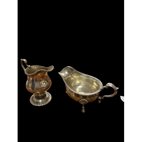 522 - A SILVER SAUCE BOAT London 1900, a silver cream jug London c.1900 12 troy oz