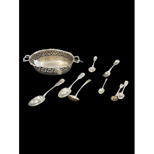 523 - A COLLECTION OF SILVER FLATWARE to include dinner forks, pastry forks, knives, teaspoons, etc. 40 tr... 