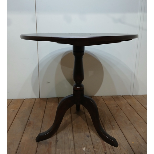 517 - A GEORGIAN STYLE MAHOGANY SNAP TOP TABLE the circular moulded top above a baluster column on tripod ... 