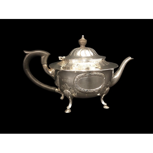 481 - AN EDWARDIAN SILVER TEAPOT stamped London 1906, 638g total (including Bakelite fittings)