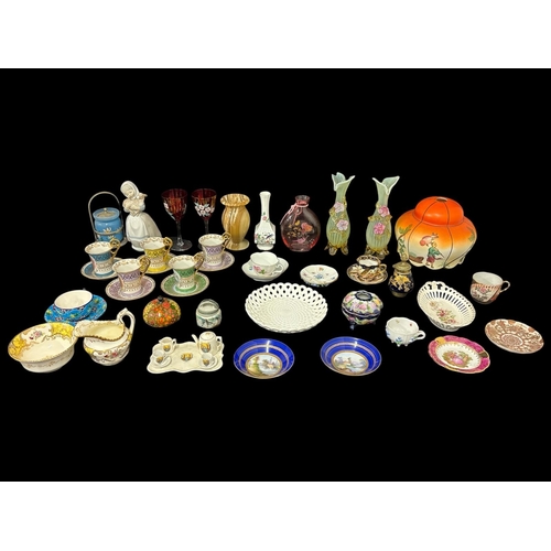 257 - A COLLECTION OF PORCELAIN, COLOURED GLASS AND OTHER DECORATIVE ITEMS to include a Sowerby's patented... 