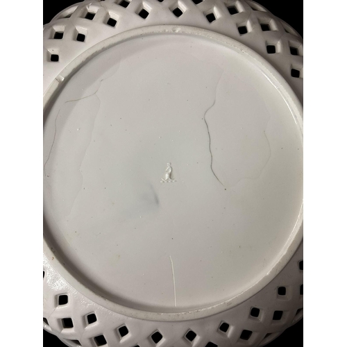 257 - A COLLECTION OF PORCELAIN, COLOURED GLASS AND OTHER DECORATIVE ITEMS to include a Sowerby's patented... 