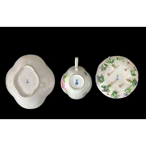 257 - A COLLECTION OF PORCELAIN, COLOURED GLASS AND OTHER DECORATIVE ITEMS to include a Sowerby's patented... 