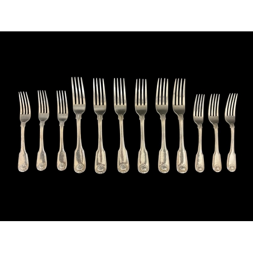 A SET OF SIX FORKS IN SHELL PATTERN London  1808 together with Six forks London 1808 948g (approx. 30.5 troy ozs.)