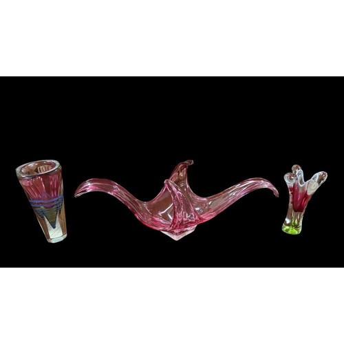 100 - A CLEAR GLASS TABLE LAMP the cylindrical shade above a baluster column 60cm (h), A HEAD AND SHOULDER... 