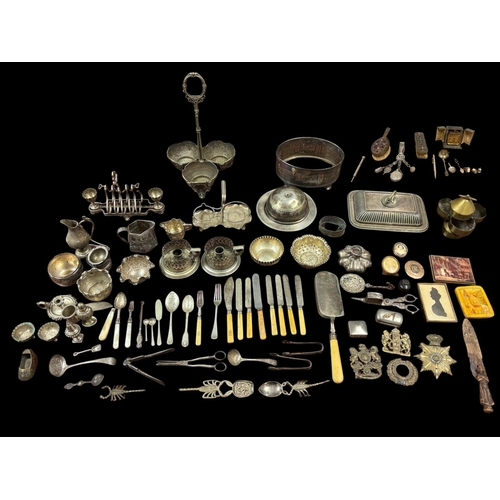 283 - A MISCELLANEOUS COLLECTION to include some small pieces of silver, a French travelling carriage cloc... 