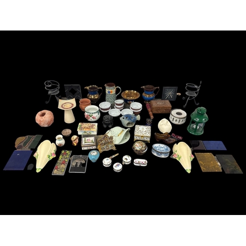 476 - A LARGE COLLECTION OF DECORATIVE HOMEWARE to include a pair of Royal Winton Grimwades 'Rosebud' wall... 