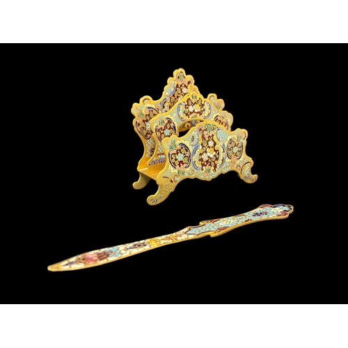 476 - A LARGE COLLECTION OF DECORATIVE HOMEWARE to include a pair of Royal Winton Grimwades 'Rosebud' wall... 