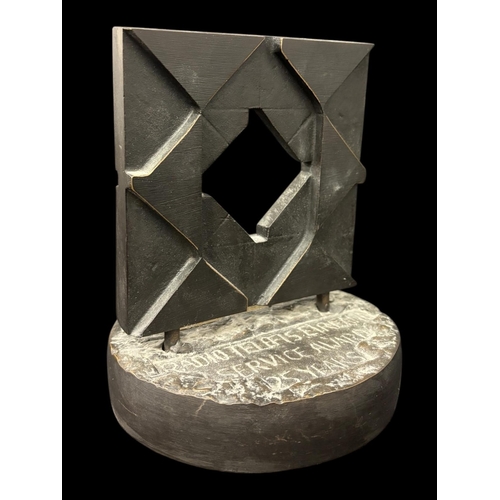 476 - A LARGE COLLECTION OF DECORATIVE HOMEWARE to include a pair of Royal Winton Grimwades 'Rosebud' wall... 