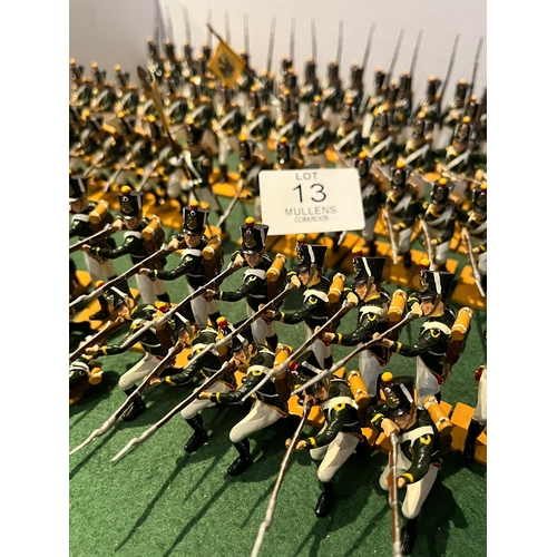 13 - MODEL SOLDIERS: Napoleonic era. Riflemen, wounded soldiers, etc.