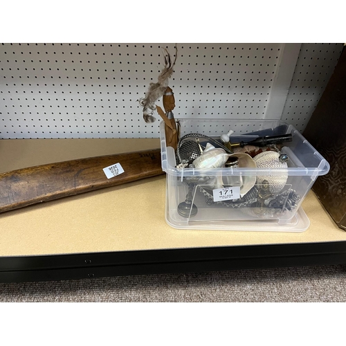 171 - AN INTERESTING COLLECTION OF SMALL COLLECTIBLE ITEMS to include some silver shells, an antique crick... 