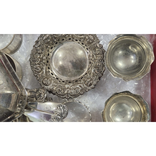 262 - A MISCELLANEOUS COLLECTION OF HALLMARKED SILVER AND WHITE METAL ITEMS Weight of hallmarked silver ap... 