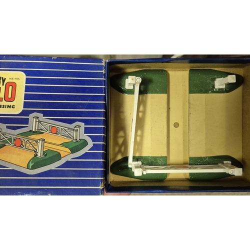 267 - A SMALL COLLECTION OF HORNBY DUBLO RAILWAY ACCESSORIES including footbridge, level crossing, signal ... 