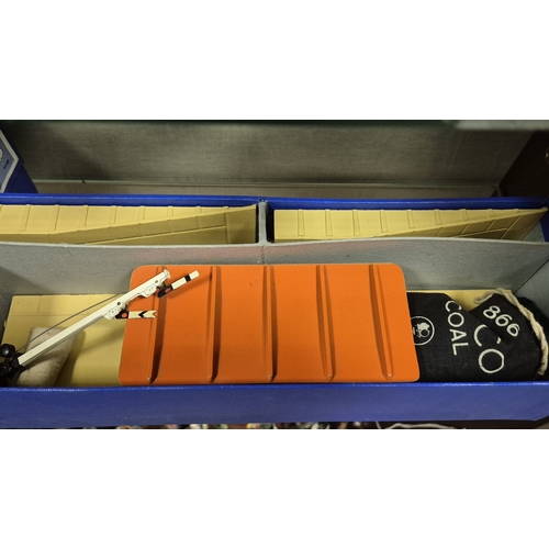 267 - A SMALL COLLECTION OF HORNBY DUBLO RAILWAY ACCESSORIES including footbridge, level crossing, signal ... 