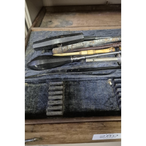 280 - AN ANTIQUE CASED FIELD SURGEONS SET to include a miscellaneous collection of antique surgeon's medic... 
