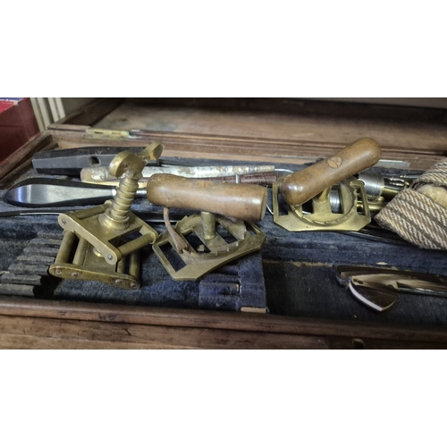 280 - AN ANTIQUE CASED FIELD SURGEONS SET to include a miscellaneous collection of antique surgeon's medic... 