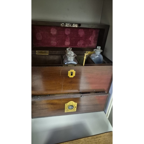 281 - A MIXED COLLECTION OF ANTIQUE MEDICAL AND APOTHECARY JARS, BOTTLES AND CASED SETS partially complete