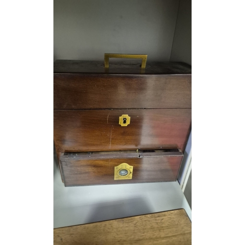 281 - A MIXED COLLECTION OF ANTIQUE MEDICAL AND APOTHECARY JARS, BOTTLES AND CASED SETS partially complete