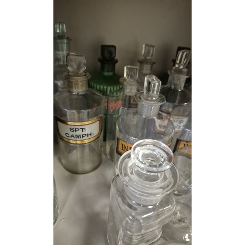 284 - A COLLECTION OF CHEMIST OR APOTHECARY GLASS JARS AND BOTTLES many bearing original labels