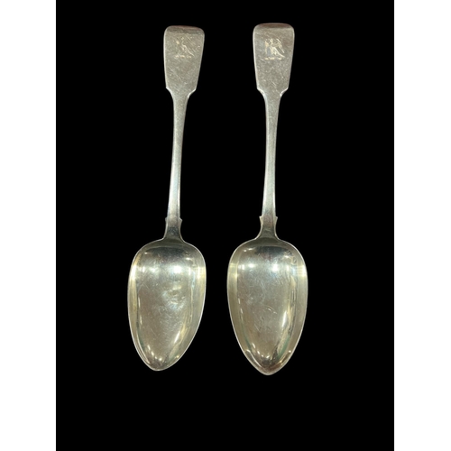 456 - A PAIR OF IRISH STERLING SILVER SERVING SPOONS BY CHRISTOPHER CUMMIINS JUNIOR
Dublin 1839
Approx 135... 