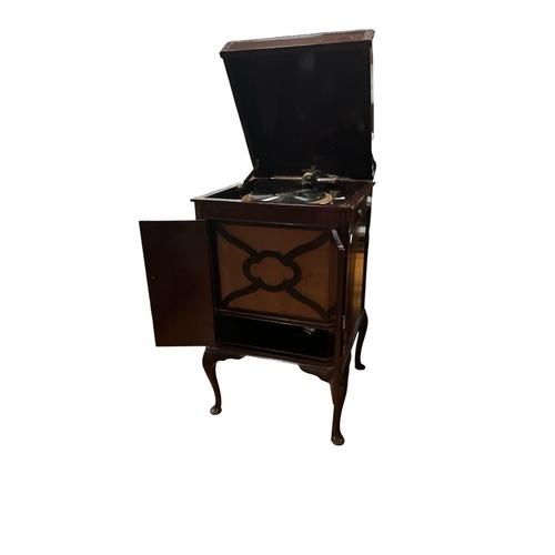 372 - AN EARLY 20TH CENTURY ACADEMY GRAMOPHONE CABINET the top opening onto turntable and front cabinet li... 