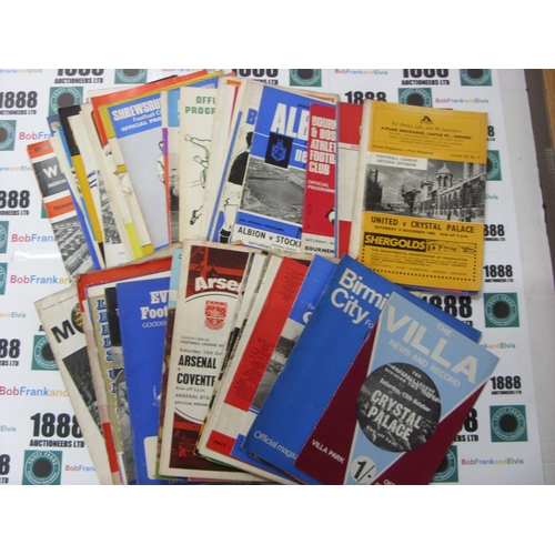 1186 - ONE PER CLUB PER SEASON, 1968/1969, a set of football programmes covering all Football League teams,... 