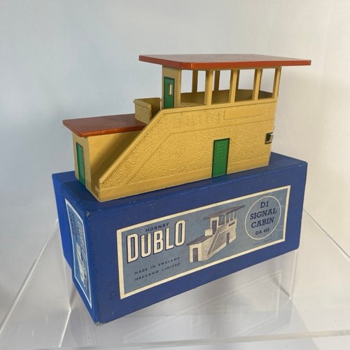 3 - Hornby Dublo D1 Through Station DA455, D1 Island Platform DA456, D1 Signal Cabin DA458, D1 Footbridg... 