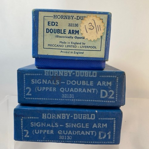 4 - Hornby Dublo D1 Signals single arm upper quadrant 32130, D2 Signals double arm upper quadrant 32131 ... 