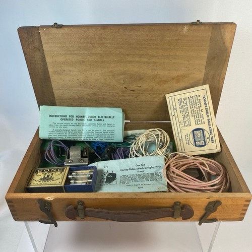 17 - Handled wooden box of various Dublo instructions, few components, fuses and cable - Fair 820g