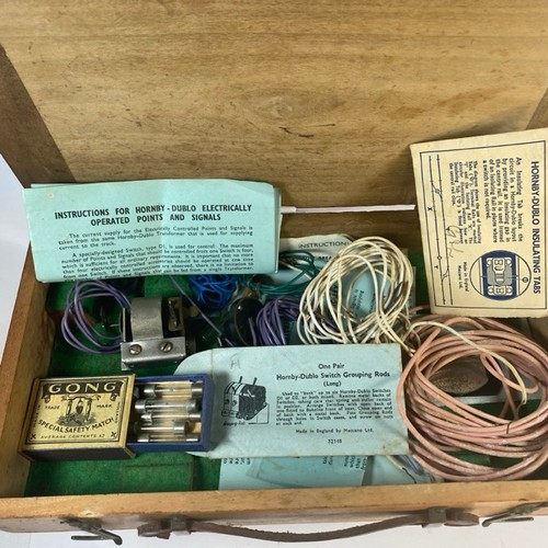 17 - Handled wooden box of various Dublo instructions, few components, fuses and cable - Fair 820g