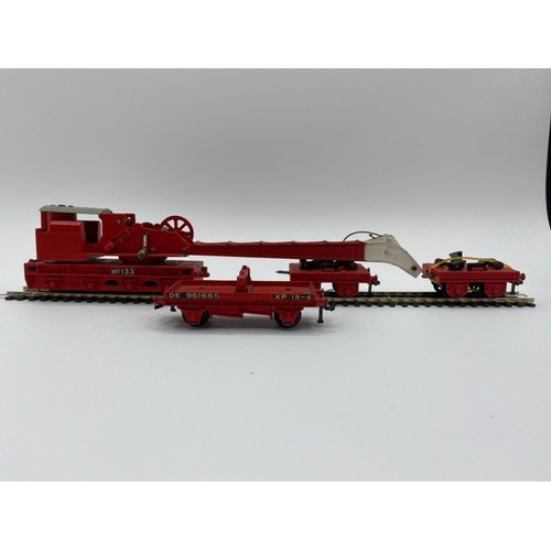 11 - Hornby Dublo 4620 Breakdown Crane (1) with matching trucks (3) and screw jacks No.133, string broken... 