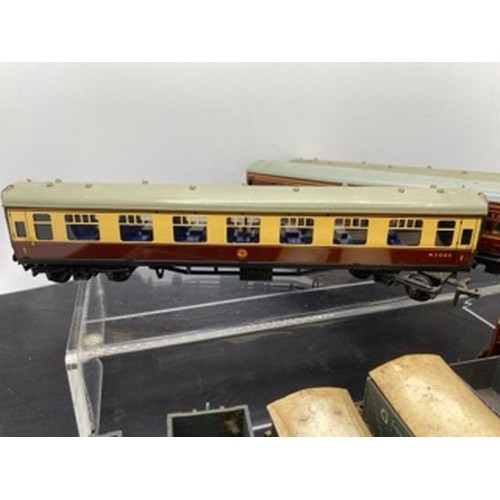 16 - A Mix of Vintage OO Model Railway, Includes 3-Rail Dublo Class 20 D8000 Bo-Bo Diesel plus... Three D... 