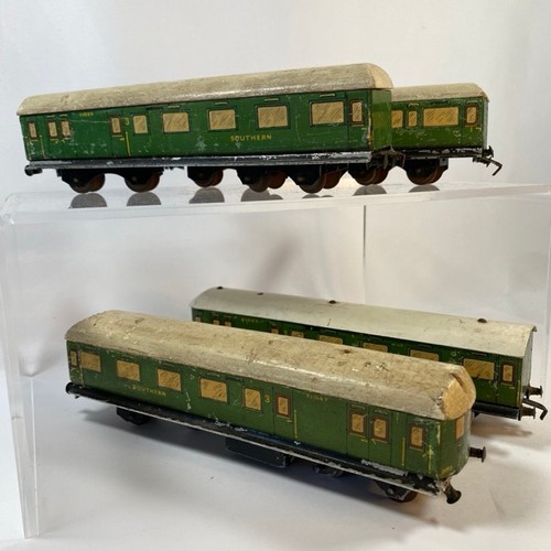 20 - Vintage Southern railways tinplate model railway train - appears two driving engine showing damage w... 