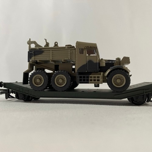 124 - Hornby L8052 25T Lowmac wagons in green with military tank and vehicle loads (6) and additional Oxfo... 