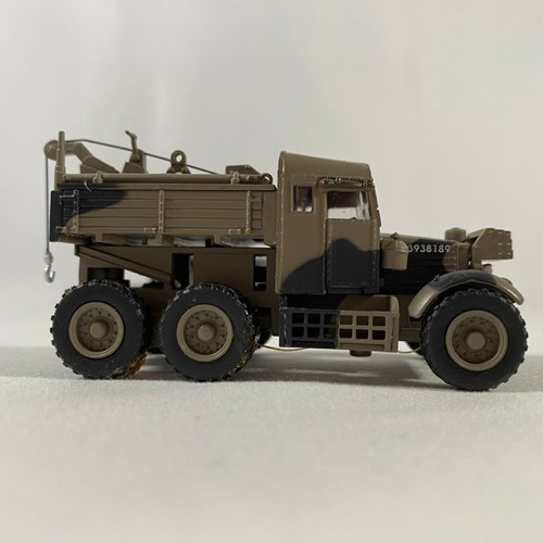 124 - Hornby L8052 25T Lowmac wagons in green with military tank and vehicle loads (6) and additional Oxfo... 