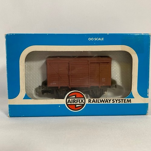 126 - Over 25 OO gauge items of rolling stock to include wagons, coaches, vans and track cleaners (3) and ... 