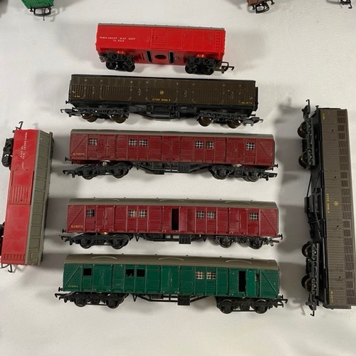 126 - Over 25 OO gauge items of rolling stock to include wagons, coaches, vans and track cleaners (3) and ... 