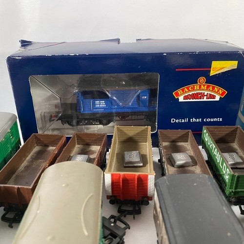 126 - Over 25 OO gauge items of rolling stock to include wagons, coaches, vans and track cleaners (3) and ... 