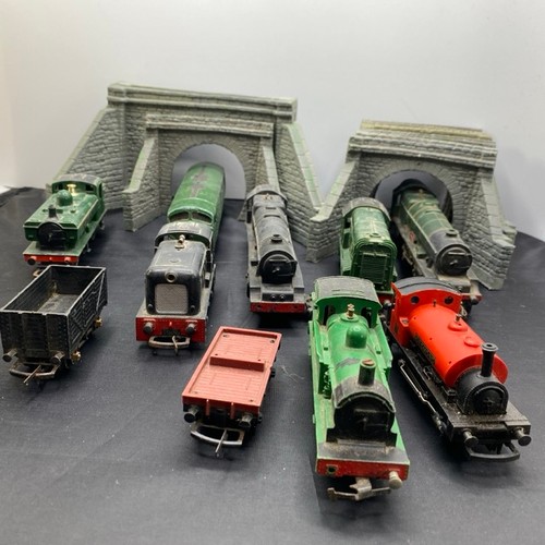 135 - A pre-loved collection of locos, coaches, wagons, tunnel entrances(9) and other items. Desmond 0-4-0... 