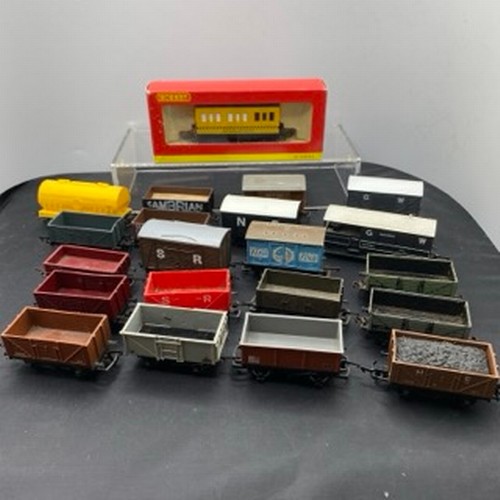 121 - 40 'OO' gauge coaches and wagons unboxed, Dapol, Bachmann, Hornby, Triang, Grafar, Lima, Horby Dublo... 