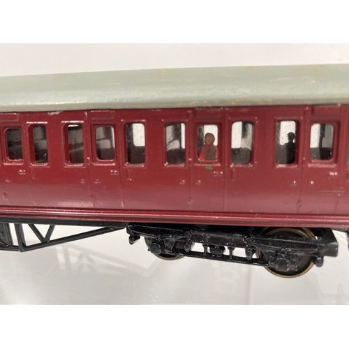 31 - Brass painted OO gauge coach Crimson with Grey roof, nine compartments with five figures, nicely pai... 