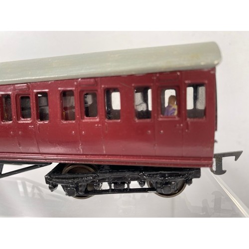 31 - Brass painted OO gauge coach Crimson with Grey roof, nine compartments with five figures, nicely pai... 