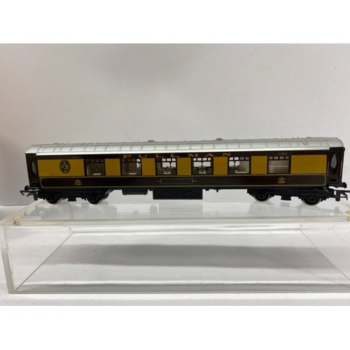 156 - 14 OO gauge Coaches, various liveries Pullman, GWR, 4 Pullman Chocolate/Grey all with tables & lamps... 