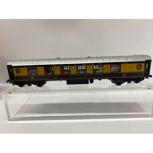 156 - 14 OO gauge Coaches, various liveries Pullman, GWR, 4 Pullman Chocolate/Grey all with tables & lamps... 