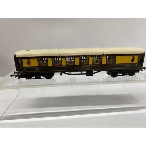 156 - 14 OO gauge Coaches, various liveries Pullman, GWR, 4 Pullman Chocolate/Grey all with tables & lamps... 